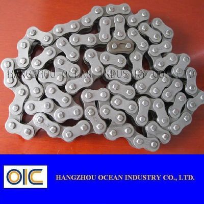 Cadenas de motocicleta negras que incluyen paso de 5/8 de pulgada y diámetro de rodillo de 10,16 mm, adecuadas para diversas maquinarias industriales proveedor